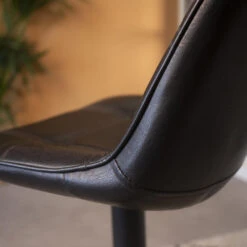 Industriële Barkruk Jason Zwart - Zithoogte 59 Cm - Kunstleder - Zwart -Woonmeubelwinkel 1000042350 0103