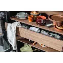 WOOOD Goos 2-deurs Vitrinekast - Grenen - Zwart/Walnoot - 200x110x44 -Woonmeubelwinkel 1000055264 0103